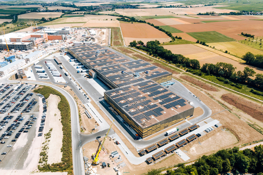 An einem Logistikstandort in Alzey hat in diesem Sommer einer der größten Cabinet-Batteriespeicher Europas seinem Betrieb aufgenommen. - Bild: Greenflash GmbH