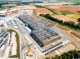 An einem Logistikstandort in Alzey hat in diesem Sommer einer der größten Cabinet-Batteriespeicher Europas seinem Betrieb aufgenommen.