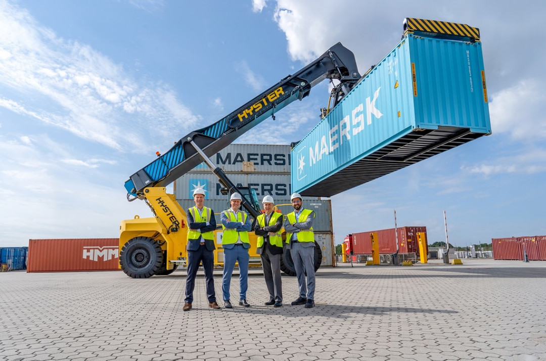 Martijn Veerkamp, Commercial Director Heffiq; Jan-Jaap Kroft, Sustainability Manager, Inland Terminals Group, Lucien Robroek, President Global Big Trucks und Ricky Hirani, Director, Product Management Big Trucks von Hyster. - Bild: Hyster