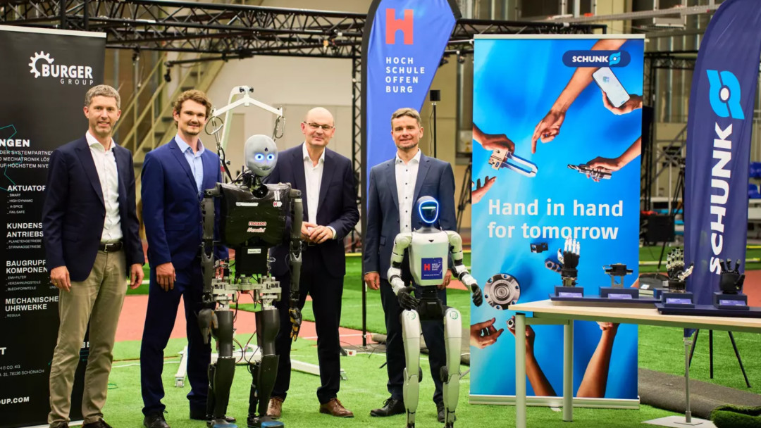 Mit der Stiftung „Humanoid Robotics and Embodied AI“ fördern die Hochschule Offenburg als Stiftungsträger sowie die Unternehmen Schunk und Burger Group als Stifter angewandte Forschung und Transfer in der Industrie. Im Bild (v.l.n.r.): Fabian Burger (Geschäftsführer, Burger Group), Dr. Maximilian Gießler (Stiftungsinitiator), Prof. Dr. Stephan Trahasch (Rektor, Hochschule Offenburg), Timo Gessmann (CTO, Schunk) - Bild: Hochschule Offenburg, Alexander Weigand