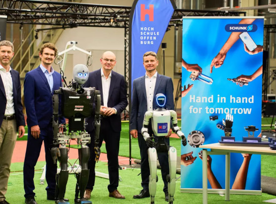 Mit der Stiftung „Humanoid Robotics and Embodied AI“ fördern die Hochschule Offenburg als Stiftungsträger sowie die Unternehmen Schunk und Burger Group als Stifter angewandte Forschung und Transfer in der Industrie. Im Bild (v.l.n.r.): Fabian Burger (Geschäftsführer, Burger Group), Dr. Maximilian Gießler (Stiftungsinitiator), Prof. Dr. Stephan Trahasch (Rektor, Hochschule Offenburg), Timo Gessmann (CTO, Schunk)