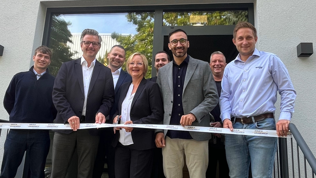Gemeinsam eröffneten Vertreter der Hald & Grunewald GmbH und der Scholpp Kran & Transport GmbH die neue Niederlassung in Heilbronn. - Bild: Hald & Grunewald GmbH