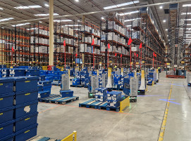 Eine Flotte mobiler Locus-Roboter kommissioniert in einem von DHL betriebenen Distributionszentrum für den Großhändler Makro nahe Madrid. Auf unveränderter Fläche stieg der Durchsatz pro Mitarbeitendem dort von 50 auf 110 Auftragspositionen pro Stunde.