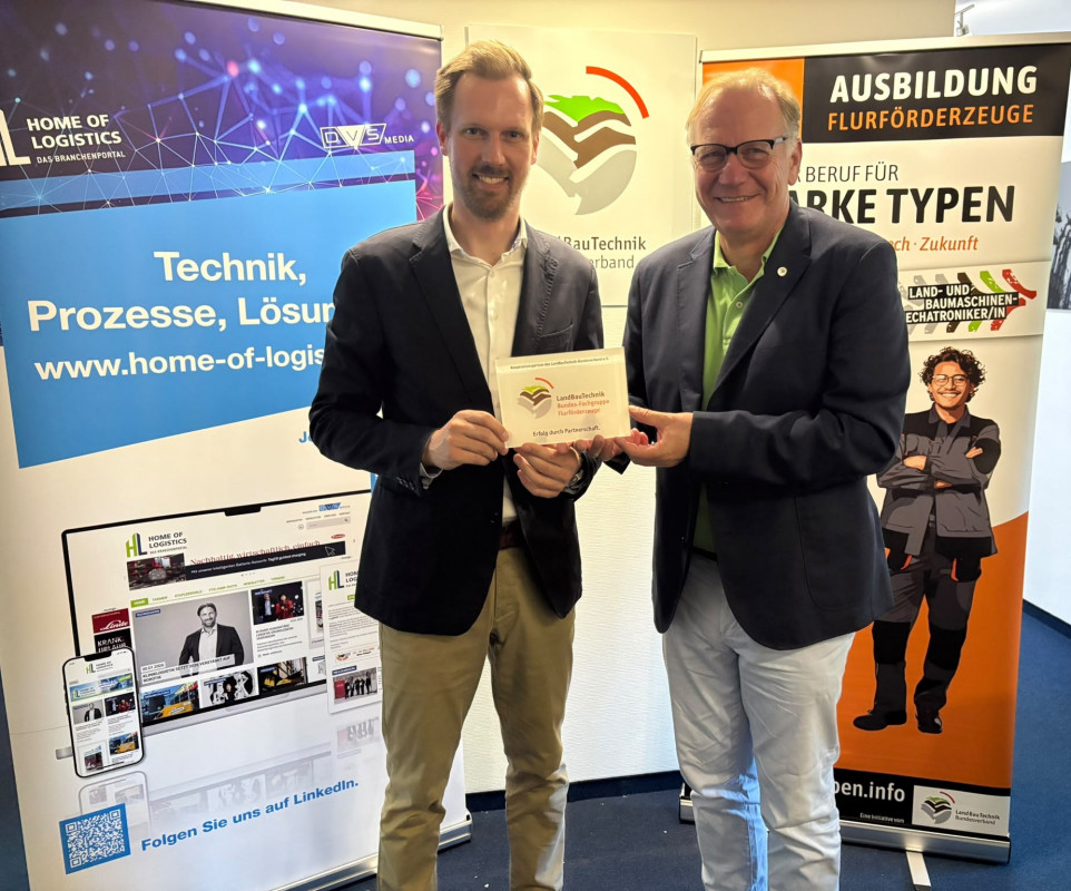 Von links: Lucas Möllers (Redaktionsleitung STAPLERWORLD – in Vertretung) und Dr. Michael Oelck (Hauptgeschäftsführer des Bundesverbands LandBauTechnik e.V.) - Bild: LBT