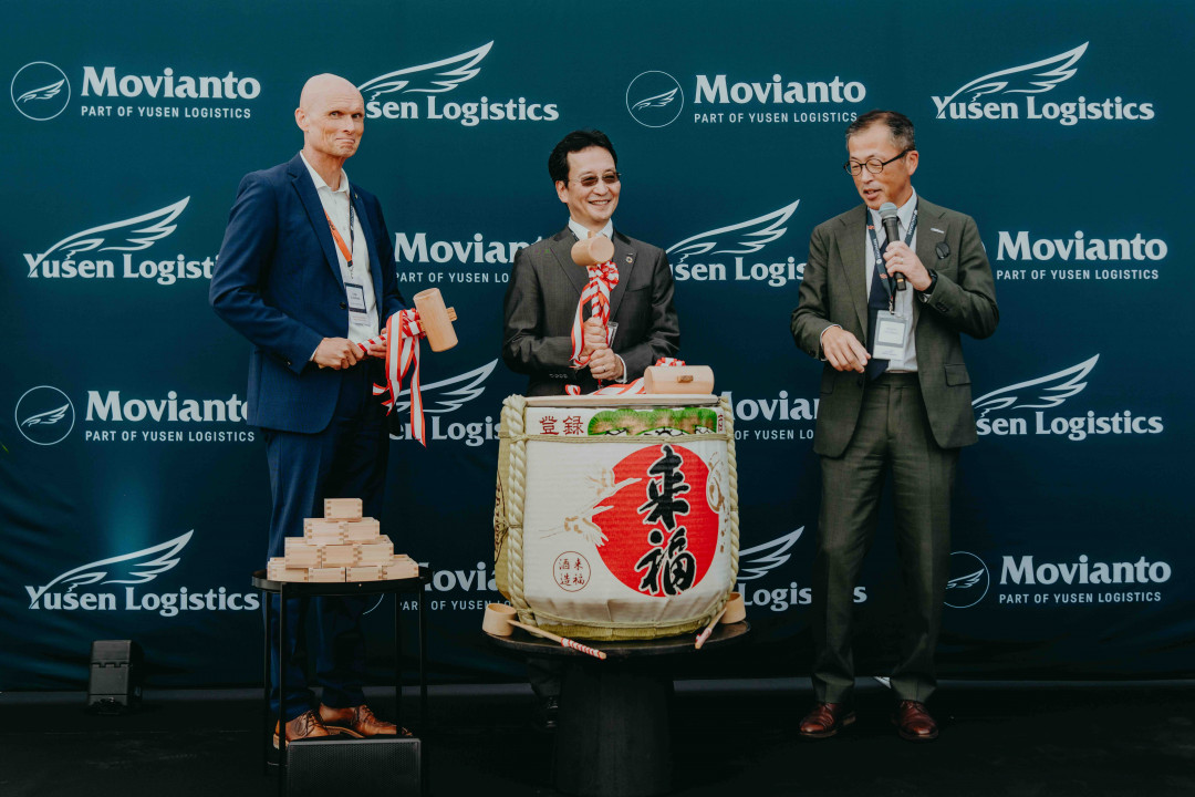 Kurz vor dem Anstich eines Sake-Fasses (von links): Dirk Elkermann, Bürgermeister von Wiesloch, hatte die Ehre, Hiroki Harada, CEO von Yusen Logistics, und Minoru Futonaka, Geschäftsführer von Yusen Logistics (Europe), bei der japanischen Eröffnungszeremonie zu unterstützen. - Bild: Movianto