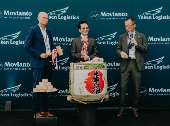 Kurz vor dem Anstich eines Sake-Fasses (von links): Dirk Elkermann, Bürgermeister von Wiesloch, hatte die Ehre, Hiroki Harada, CEO von Yusen Logistics, und Minoru Futonaka, Geschäftsführer von Yusen Logistics (Europe), bei der japanischen Eröffnungszeremonie zu unterstützen.
