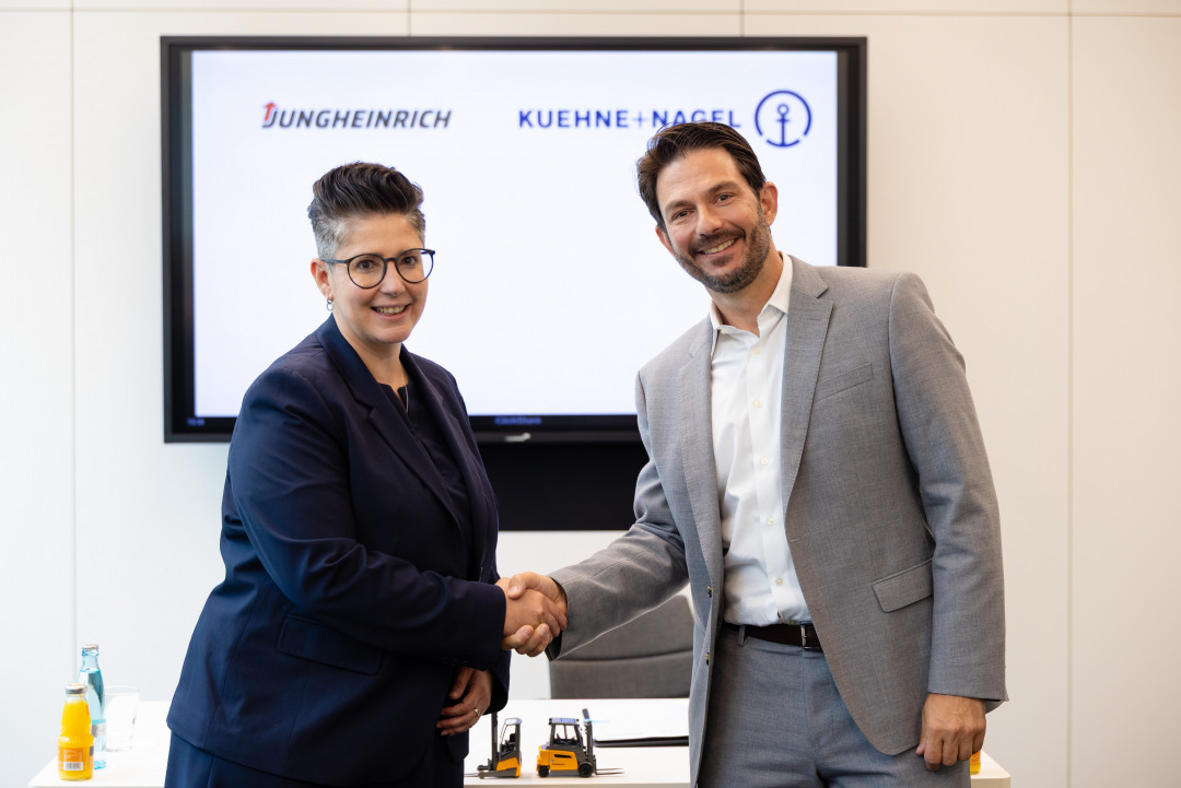 Jungheinrich Vertriebsvorständin, Nadine Despineux, und Eduardo Razuck, Executive, Vice President Contract Logistics Kühne & Nagel AG, unterzeichneten einen Rahmenvertrag über 5.000 Flurförderzeuge. - Bild: Jungheinrich AG