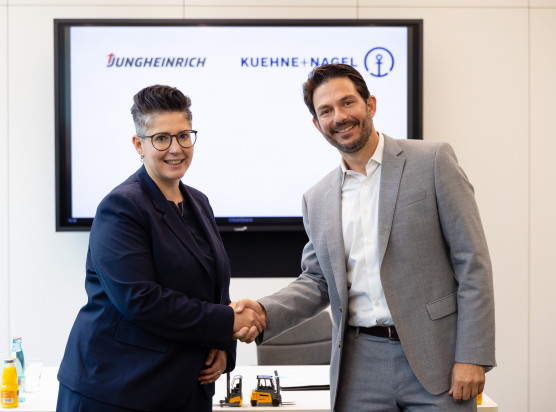 Jungheinrich Vertriebsvorständin, Nadine Despineux, und Eduardo Razuck, Executive, Vice President Contract Logistics Kühne & Nagel AG, unterzeichneten einen Rahmenvertrag über 5.000 Flurförderzeuge.