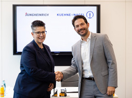 Jungheinrich Vertriebsvorständin, Nadine Despineux, und Eduardo Razuck, Executive, Vice President Contract Logistics Kühne & Nagel AG, unterzeichneten einen Rahmenvertrag über 5.000 Flurförderzeuge.