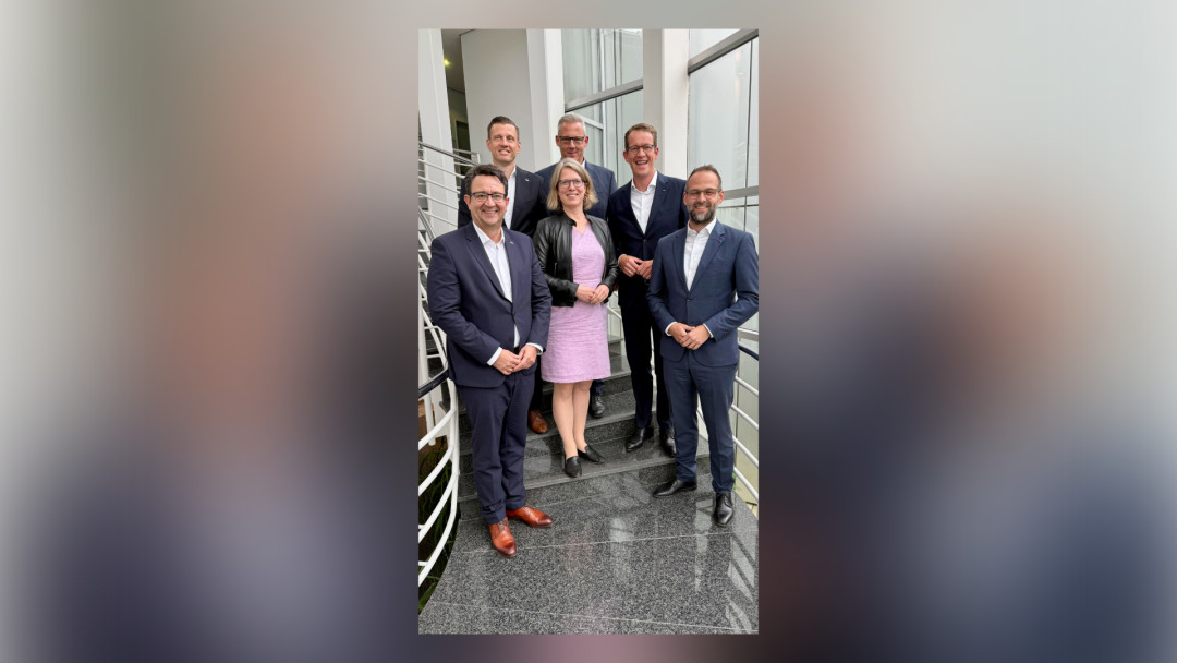 Stefan Hohm, CDO Dachser; Alexander Tonn, COO Road Logistics Dachser; Kai Pervölz, Head of Business Unit Adaptive Reflective Teams at Fraunhofer IAIS, Alice Kirchheim, Director of Fraunhofer IML; Burkhard Eling, CEO Dachser; Thomas Hiemer, CFO Dachser SE (von links nach rechts). - Bild: Dachser / Fraunhofer IML