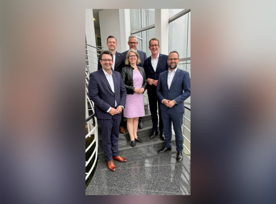 Stefan Hohm, CDO Dachser; Alexander Tonn, COO Road Logistics Dachser; Kai Pervölz, Head of Business Unit Adaptive Reflective Teams at Fraunhofer IAIS, Alice Kirchheim, Director of Fraunhofer IML; Burkhard Eling, CEO Dachser; Thomas Hiemer, CFO Dachser SE (von links nach rechts).