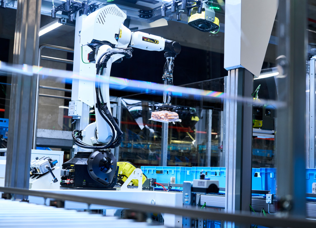 Die KI-gestützten Roboter übernehmen die vollautomatische Einzelstückkommissionierung von Fleisch- und Wurstprodukten. - Bild: Knapp / Niederwieser