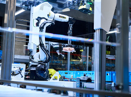 Die KI-gestützten Roboter übernehmen die vollautomatische Einzelstückkommissionierung von Fleisch- und Wurstprodukten.