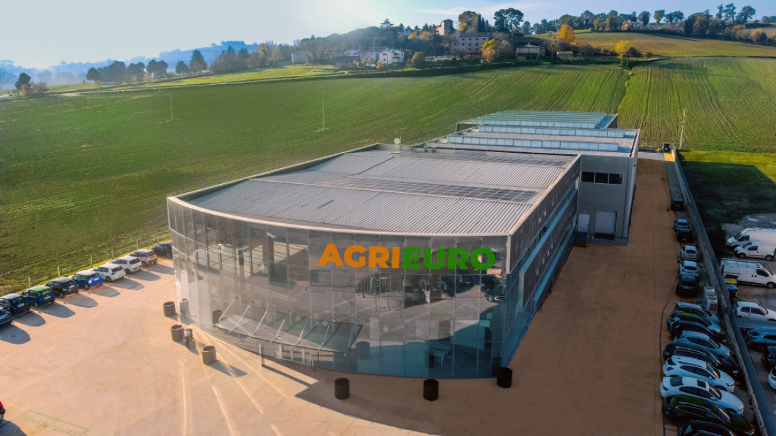 Dematic installiert für AgriEuro ein AutoStore™-System zur Lagerung von Ersatz- und Kleinteilen in Spoleto, etwa 50 Kilometer nordwestlich von Perugia. - © Dematic Dematic installiert für AgriEuro ein AutoStore™-System zur Lagerung von Ersatz- und Kleinteilen in Spoleto, etwa 50 Kilometer nordwestlich von Perugia. - © Dematic