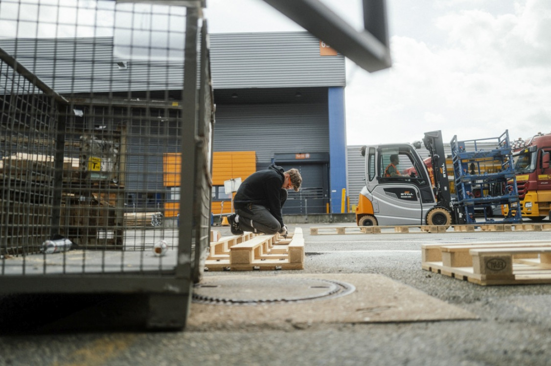 Bei der Vorbereitung großer Events werden viele handwerklich geschickte Hände benötigt. Als Teil der Eventteams sind die STILL Azubis eine große Hilfe und sammeln zudem spannende Erfahrungen - © Jonathan Friebel/STILL GmbH Bei der Vorbereitung großer Events werden viele handwerklich geschickte Hände benötigt. Als Teil der Eventteams sind die STILL Azubis eine große Hilfe und sammeln zudem spannende Erfahrungen - © Jonathan Friebel/STILL GmbH