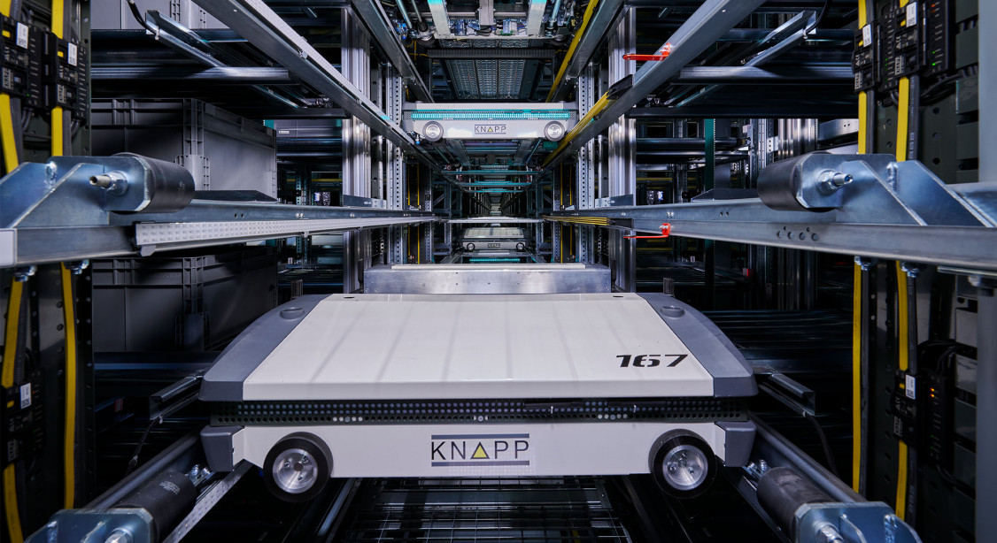 Das Evo Shuttle 2D ist auf 32.000 Quell-Behälter, bei doppelttiefer Lagerung ausgelegt und umfasst 550 Shuttles. - © KNAPP Das Evo Shuttle 2D ist auf 32.000 Quell-Behälter, bei doppelttiefer Lagerung ausgelegt und umfasst 550 Shuttles. - © KNAPP
