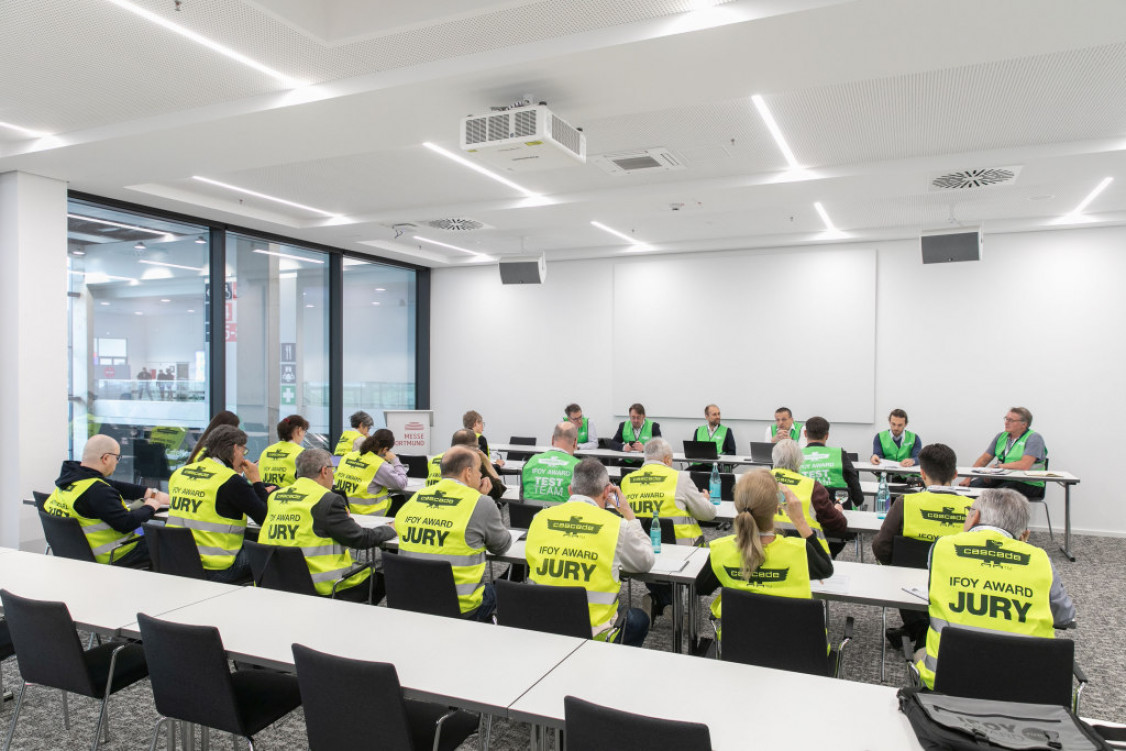 Entscheidet nach ausführichen Tests und Beratungen über die Sieger: Die internationale IFOY Jury (r.). - © IFOY AWARD Entscheidet nach ausführichen Tests und Beratungen über die Sieger: Die internationale IFOY Jury (r.). - © IFOY AWARD