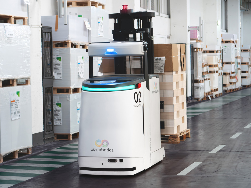 Auf dem 200 m langen Fahrkurs verantworten die drei Fahrzeuge die Entsorgung der Fertigwaren der Druckmaschinen. - © ek robotics GmbH Auf dem 200 m langen Fahrkurs verantworten die drei Fahrzeuge die Entsorgung der Fertigwaren der Druckmaschinen. - © ek robotics GmbH