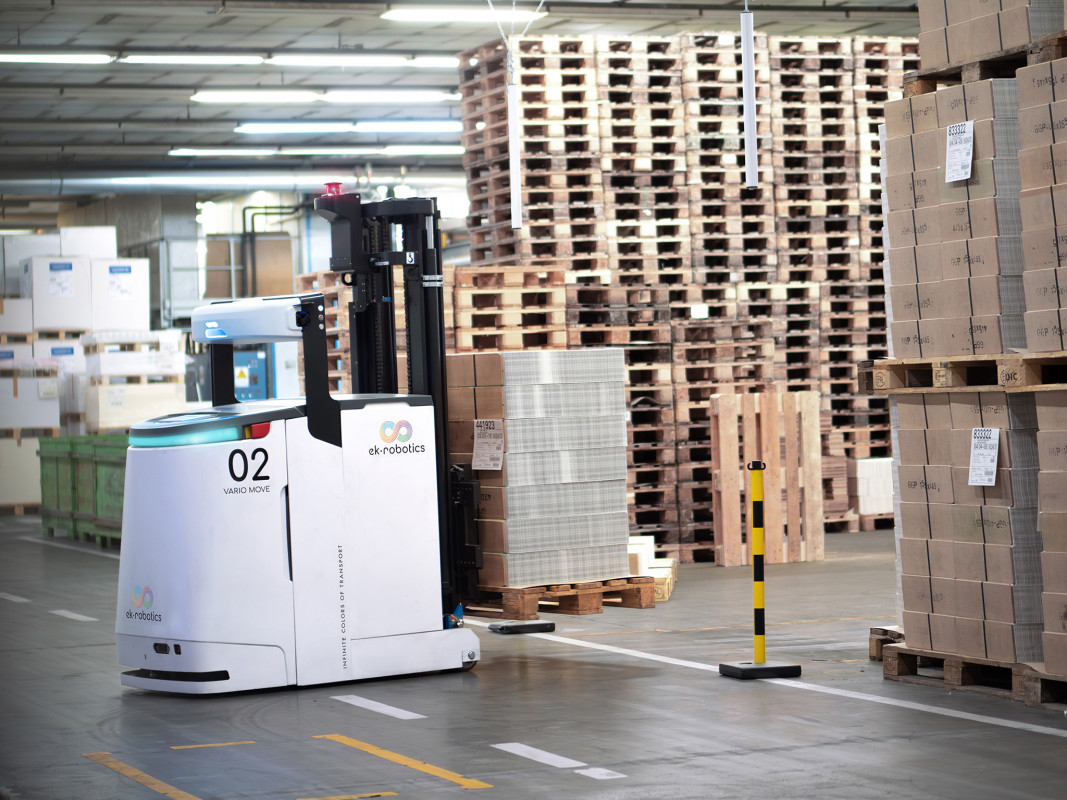 Auf den teils schmalen und schwer einsehbaren Fahrkursbereichen sorgen Personenschutz-Laserscanner sowie visuelle und akustische Signale für höchste Sicherheit. - © ek robotics GmbH Auf den teils schmalen und schwer einsehbaren Fahrkursbereichen sorgen Personenschutz-Laserscanner sowie visuelle und akustische Signale für höchste Sicherheit. - © ek robotics GmbH