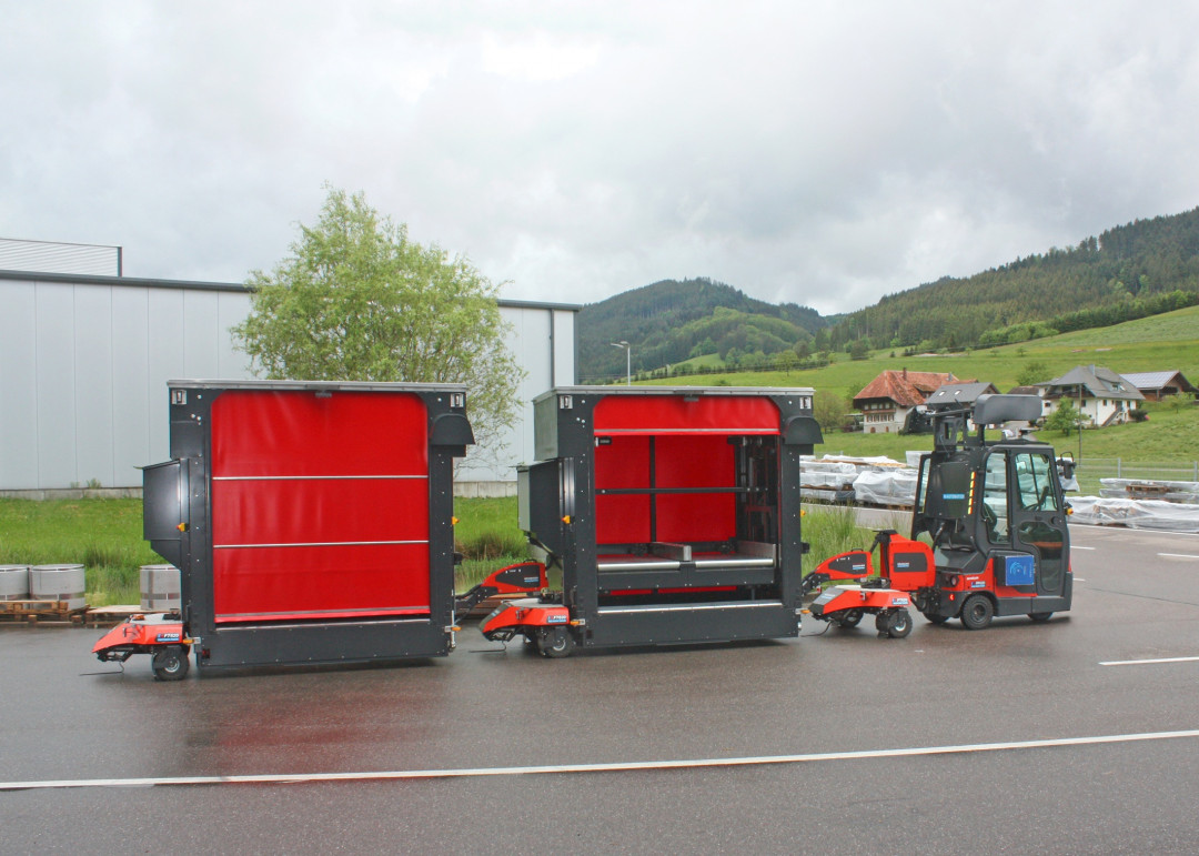 Vollautomatisierter und autonomer Outdoor-Routenzug Factory Train FT620 mit Rollenbahn-Warenträger - © Neumaier Industry Vollautomatisierter und autonomer Outdoor-Routenzug Factory Train FT620 mit Rollenbahn-Warenträger - © Neumaier Industry
