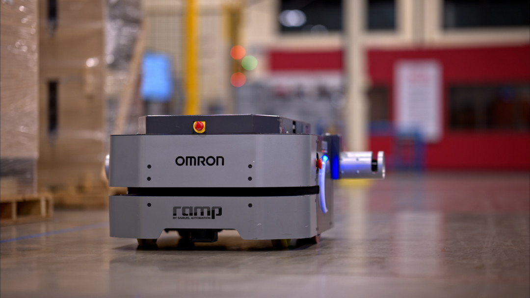 Induktive Ladetechnologie von Wiferion ermöglicht einen unterbrechungsfreien Betrieb der Omron-AMR. - © Wiferion Induktive Ladetechnologie von Wiferion ermöglicht einen unterbrechungsfreien Betrieb der Omron-AMR. - © Wiferion