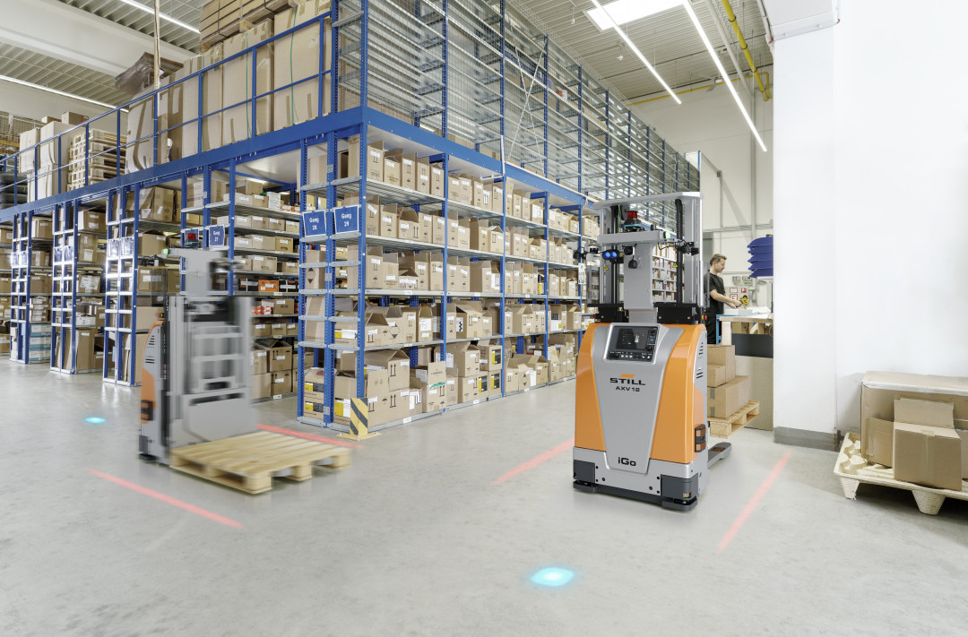 Für einen niedrigschwelligen Einstieg und die Automatisierung einzelner, moderater Transportaufgaben ist der kompakte, intuitiv zu bedienenden Hochhubwagen AXV iGo ein idealer Partner. - Bild: Still GmbH Für einen niedrigschwelligen Einstieg und die Automatisierung einzelner, moderater Transportaufgaben ist der kompakte, intuitiv zu bedienenden Hochhubwagen AXV iGo ein idealer Partner. - Bild: Still GmbH