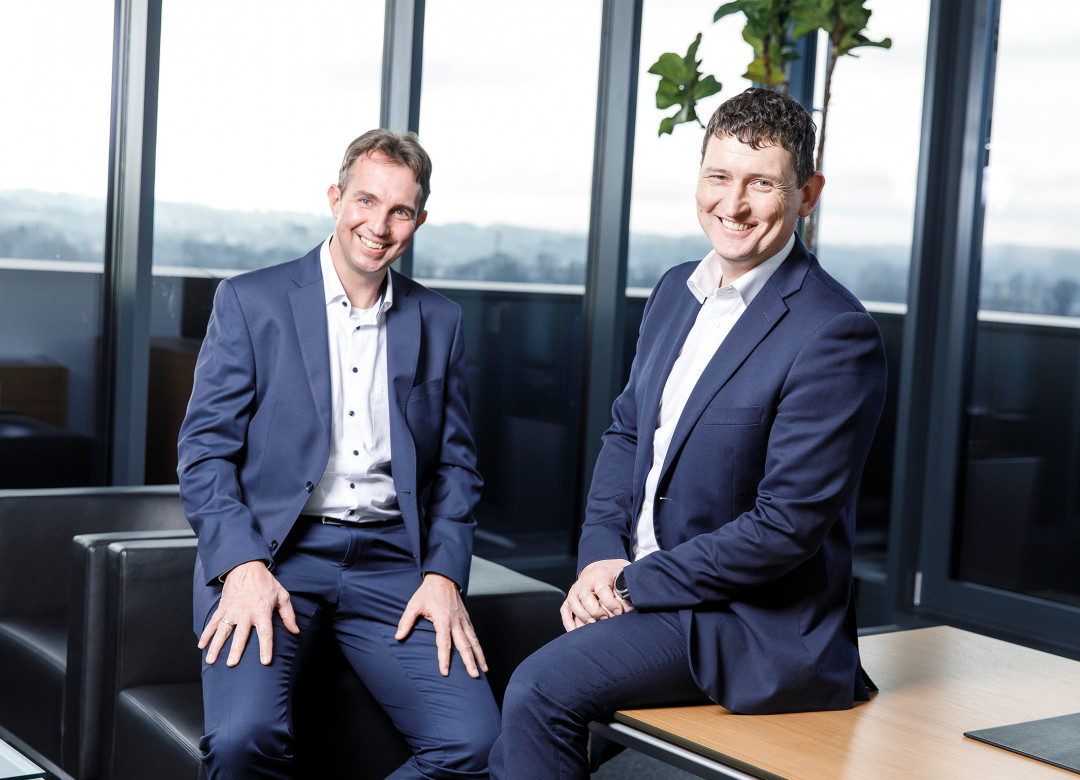 Von links: Stefan Lechner und Christian Brauneis - Bild: Knapp Industry Solutions Von links: Stefan Lechner und Christian Brauneis - Bild: Knapp Industry Solutions