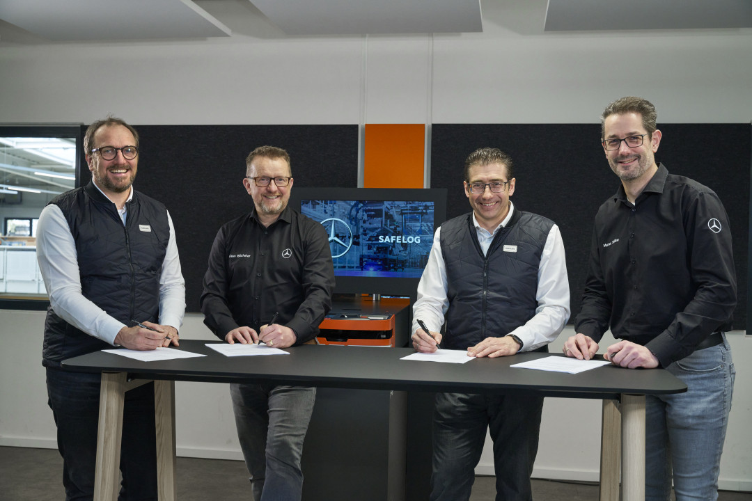 Vertragsunterzeichnung in Markt Schwaben: Mathias Behounek (SAFELOG), Klaus Bücheler (Mercedes-Benz), Michael Reicheicher (SAFELOG) und Marcus Stoelken (Mercedes-Benz) (v.l.n.r) - Bild: Safelog GmbH Vertragsunterzeichnung in Markt Schwaben: Mathias Behounek (SAFELOG), Klaus Bücheler (Mercedes-Benz), Michael Reicheicher (SAFELOG) und Marcus Stoelken (Mercedes-Benz) (v.l.n.r) - Bild: Safelog GmbH