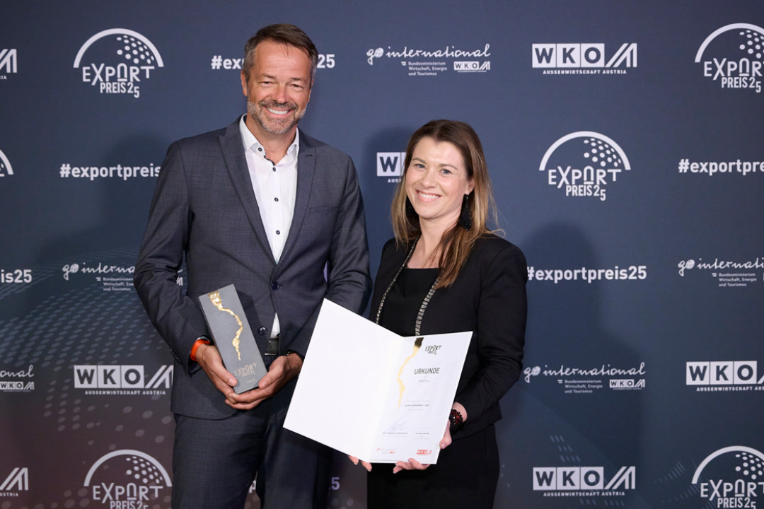 Knapp-COO Franz Mathi und Katrin Pucher, Vice President IMS & CRC bei Knapp freuen sich über die Auszeichnung mit dem Global Player Award - Bild: Martin Hörmandinger Knapp-COO Franz Mathi und Katrin Pucher, Vice President IMS & CRC bei Knapp freuen sich über die Auszeichnung mit dem Global Player Award - Bild: Martin Hörmandinger