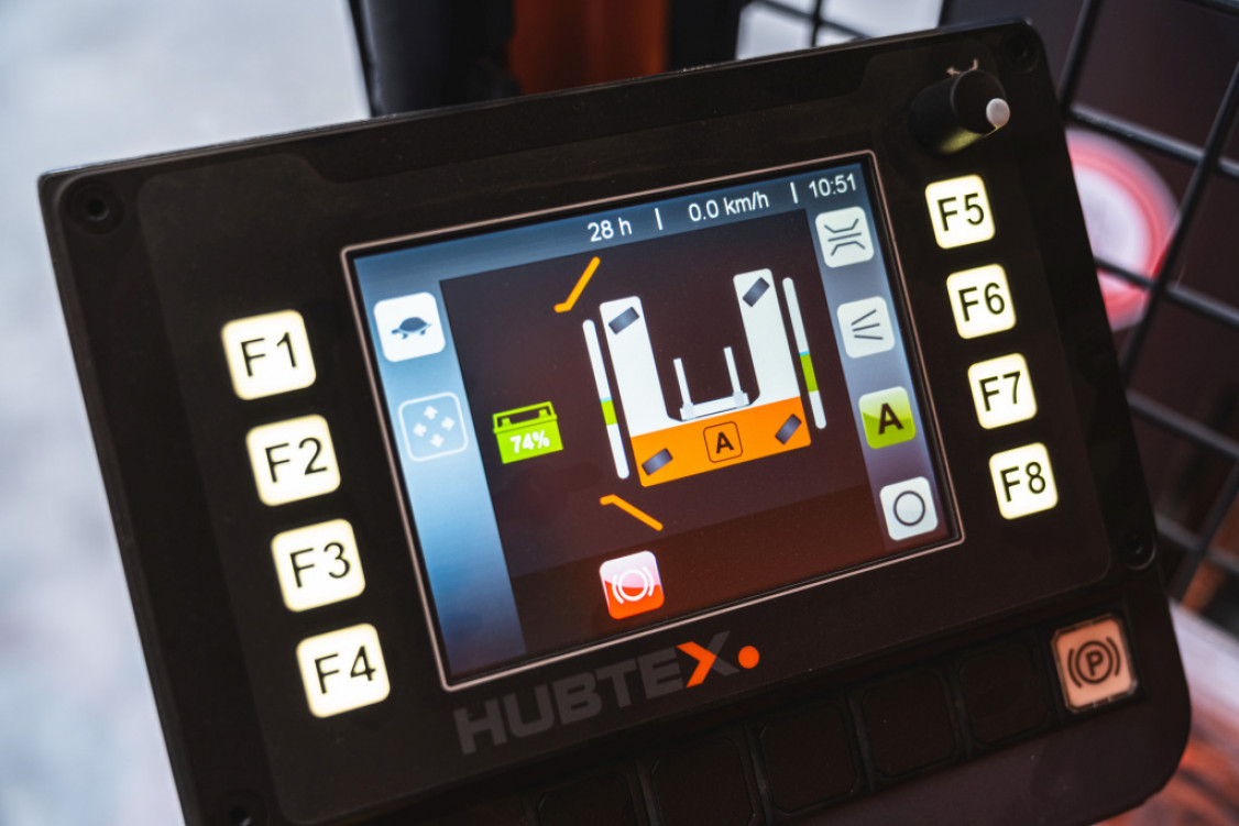 Anhand der Rohdaten eines 2D-Lidar-Sensors, eines Laserscanners, richtet das Assistenzsystem den Stapler mittig vor dem Gang und parallel zu dessen Verlauf aus. Der Stapler kann somit kollisionsfrei in den Gang einfahren. - © Hubtex Anhand der Rohdaten eines 2D-Lidar-Sensors, eines Laserscanners, richtet das Assistenzsystem den Stapler mittig vor dem Gang und parallel zu dessen Verlauf aus. Der Stapler kann somit kollisionsfrei in den Gang einfahren. - © Hubtex