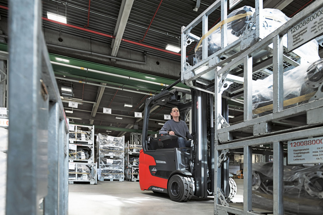 Das Ein- und Auslagern von sperrigen Lasten mit dem sichtoptimierten Linde-Xi-Roadster - Bild: Linde Material Handling Das Ein- und Auslagern von sperrigen Lasten mit dem sichtoptimierten Linde-Xi-Roadster - Bild: Linde Material Handling