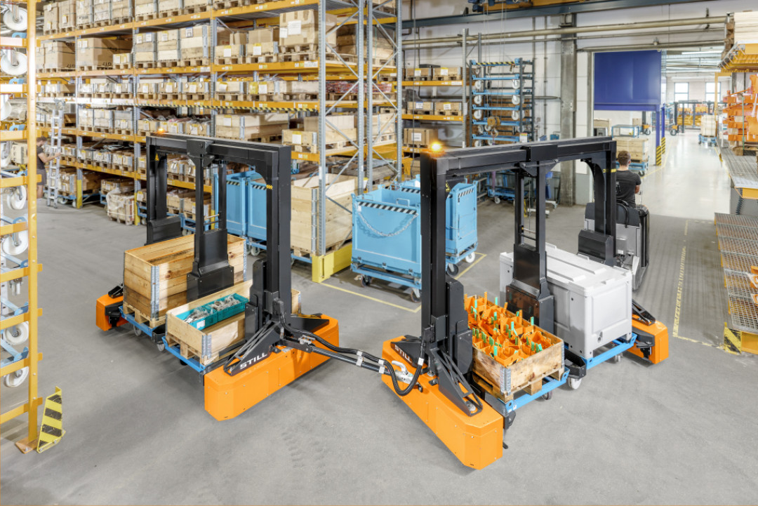 Eine optimierte Ladungsträger-kompatibilität und ein effizientes Zusammenspiel zwischen Routenzug und automatisierten Fahrzeugen sind entscheidende Mehrwerte der neuen PE-Rahmen. Die innovative Vier-Rad-Lenkung sorgt zusätzlich für eine besonders hohe Spurtreue. - © STILL GmbH Eine optimierte Ladungsträger-kompatibilität und ein effizientes Zusammenspiel zwischen Routenzug und automatisierten Fahrzeugen sind entscheidende Mehrwerte der neuen PE-Rahmen. Die innovative Vier-Rad-Lenkung sorgt zusätzlich für eine besonders hohe Spurtreue. - © STILL GmbH