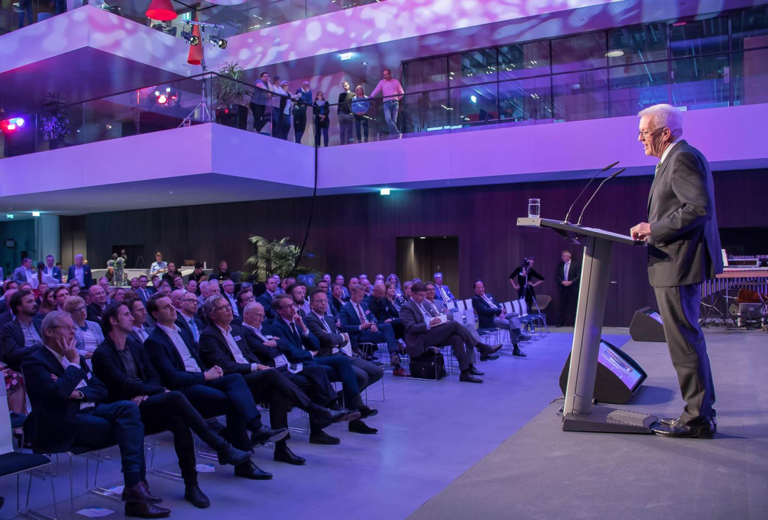 Illuminiertes Atrium der preisgekrönten Unternehmenszentrale bildet die Kulisse für die Preisverleihung mit rund 200 internationalen Gästen. - © IFOY Illuminiertes Atrium der preisgekrönten Unternehmenszentrale bildet die Kulisse für die Preisverleihung mit rund 200 internationalen Gästen. - © IFOY