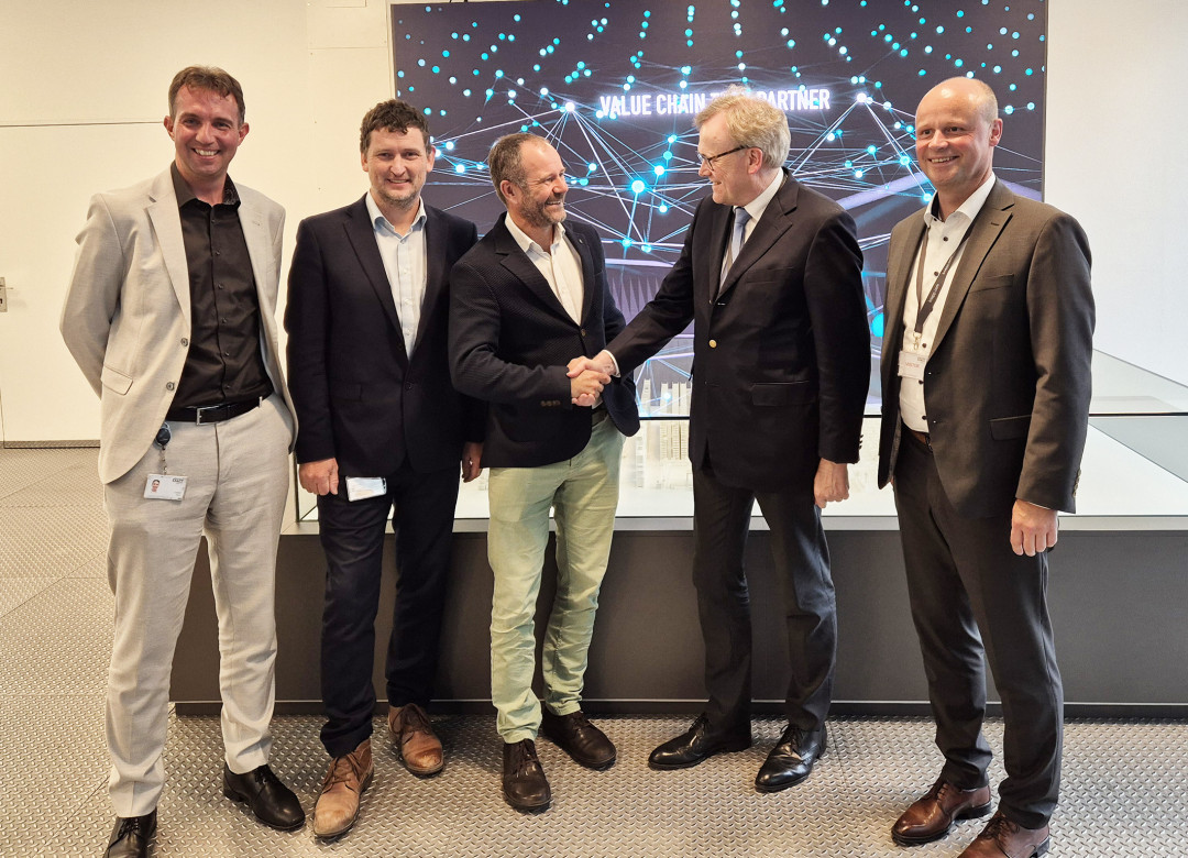 Stefan Lechner, Christian Brauneis, Wolfgang Skrabitz (alle drei Managing Directors, Knapp Industry Solutions), Ullrich Küchenmeister (Geschäftsführender Gesellschafter Getriebebau Nord), Gernot Zarp (Geschäftsführer, Getriebebau Nord) - © KNAPP Stefan Lechner, Christian Brauneis, Wolfgang Skrabitz (alle drei Managing Directors, Knapp Industry Solutions), Ullrich Küchenmeister (Geschäftsführender Gesellschafter Getriebebau Nord), Gernot Zarp (Geschäftsführer, Getriebebau Nord) - © KNAPP
