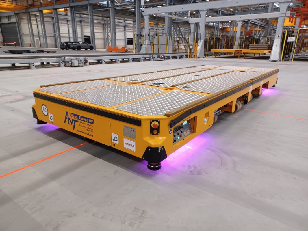 Die FTF fahren vollautomatisch und können bis zu 40 Tonnen transportieren, mehr als genug für die größten Stahlpakete. - © AVT Europe NV Die FTF fahren vollautomatisch und können bis zu 40 Tonnen transportieren, mehr als genug für die größten Stahlpakete. - © AVT Europe NV