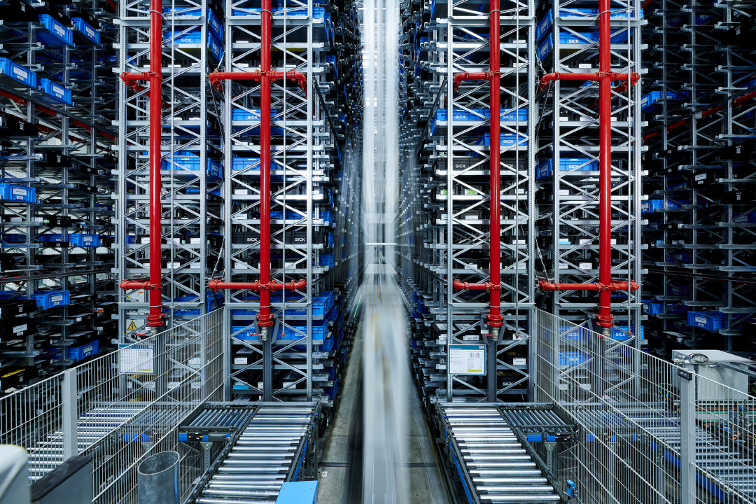 Das automatische Kleinteilelager mit Regalbediengerät und 52.000 Stellplätzen bildet die zentrale Versorgungsstruktur für die gesamte Produktion. - Bild: KNAPP/Niederwieser