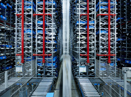 Das automatische Kleinteilelager mit Regalbediengerät und 52.000 Stellplätzen bildet die zentrale Versorgungsstruktur für die gesamte Produktion.