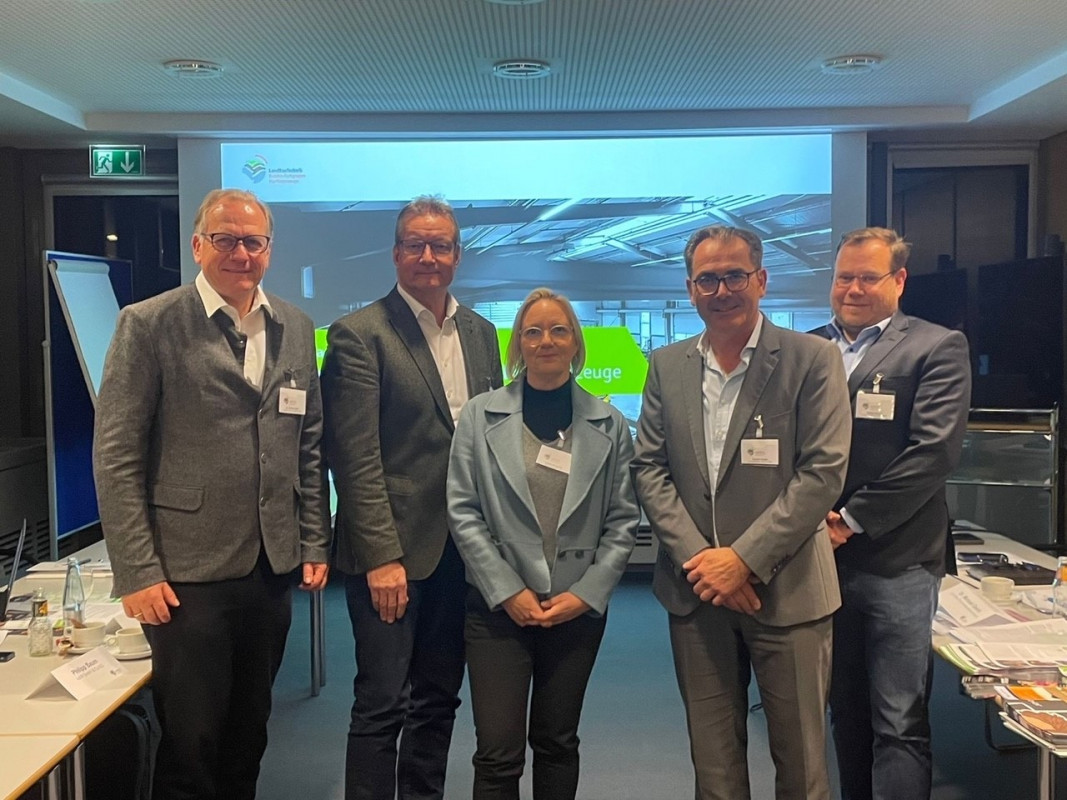 Von links: Dr. Michael Oelck (Hauptgeschäftsführer Bundesverband Landbautechnik); Heinz Gartelmann (Fricke Landmaschinen GmbH, als Vorstandsmitglied und Vorsitzender des Landesverbands Handwerks- und Handelsverband Land- und Baumaschinentechnik Niedersachsen e.V.); Sabine Marquardt (Hald & Grunewald GmbH, als stellvertretende Vorsitzende BuFa-FFZ); Torsten Franke (1. Vorsitzender BuFa-FFZ und Geschäftsführer GS Gabelstapler Service GmbH) und Torsten Grantz (Projektleiter Berufliche Bildung beim LandBauTechnik-Bundesverband) - Bild: privat