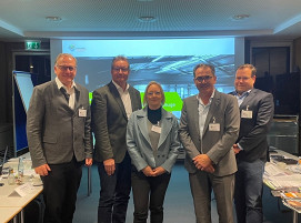 Von links: Dr. Michael Oelck (Hauptgeschäftsführer Bundesverband Landbautechnik); Heinz Gartelmann (Fricke Landmaschinen GmbH, als Vorstandsmitglied und Vorsitzender des Landesverbands Handwerks- und Handelsverband Land- und Baumaschinentechnik Niedersachsen e.V.); Sabine Marquardt (Hald & Grunewald GmbH, als stellvertretende Vorsitzende BuFa-FFZ); Torsten Franke (1. Vorsitzender BuFa-FFZ und Geschäftsführer GS Gabelstapler Service GmbH) und Torsten Grantz (Projektleiter Berufliche Bildung beim LandBauTechnik-Bundesverband)