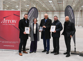 Die Zukunft im Fokus: Der Bau des BlackForxx Campus in Bremen wurde von der Deutschen Gesellschaft für nachhaltiges Bauen e.V. (DGNB) mit dem Platin-Zertifikat ausgezeichnet. (von links) Tim Hamacher, Head of Development Projects Arrow Capital Partners, Kristina Vogt, Bremer Senatorin für Wirtschaft, Arbeit und Europa, Dr. Andreas Bovenschulte, Bürgermeister von Bremen, Christof Samson, Geschäftsführer BlackForxx, Markus Kelzenberg, Geschäftsführer DGNB GmbH.