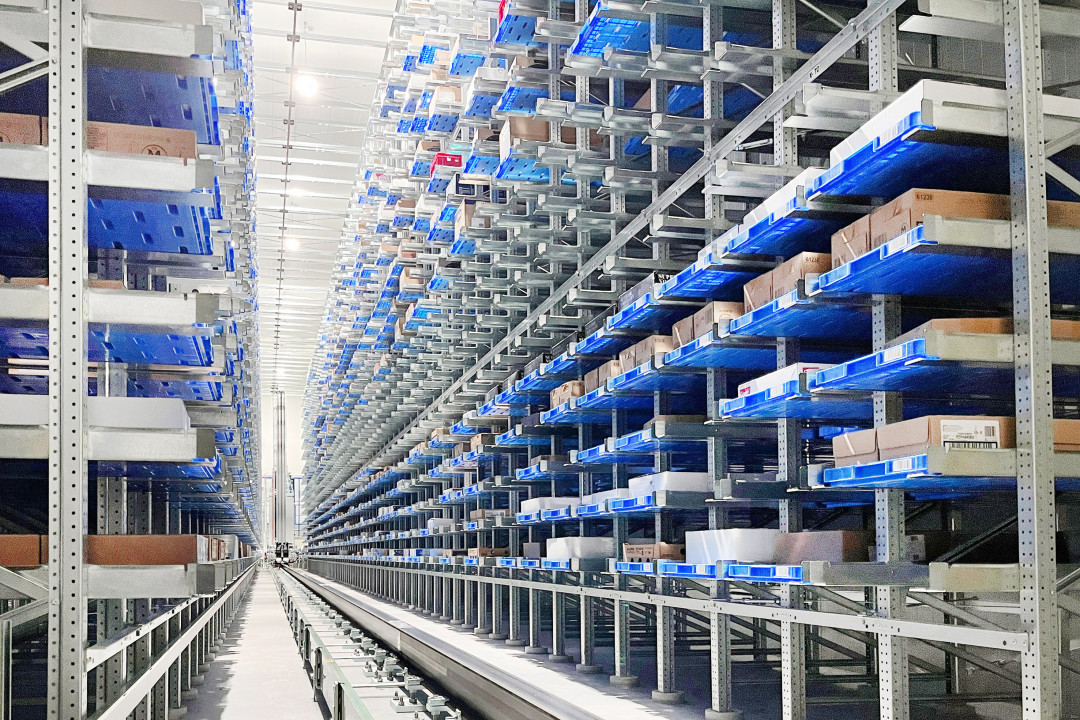 Automatisches Tiefkühllager mit über 26.280 Tablarstellplätzen. - Bild: Früchte Jork