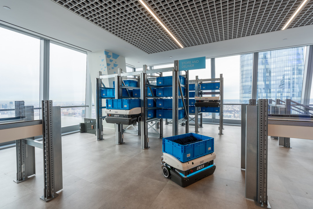 Im SAP Experience Center über den Dächern von New York präsentiert AeroBot – integriert mit der AeroBot App auf SAP BTP – maximale Lagerdichte und intelligente Technologie für die Logistik der Zukunft. - Bild: SAP