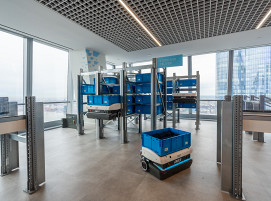 Im SAP Experience Center über den Dächern von New York präsentiert AeroBot – integriert mit der AeroBot App auf SAP BTP – maximale Lagerdichte und intelligente Technologie für die Logistik der Zukunft.