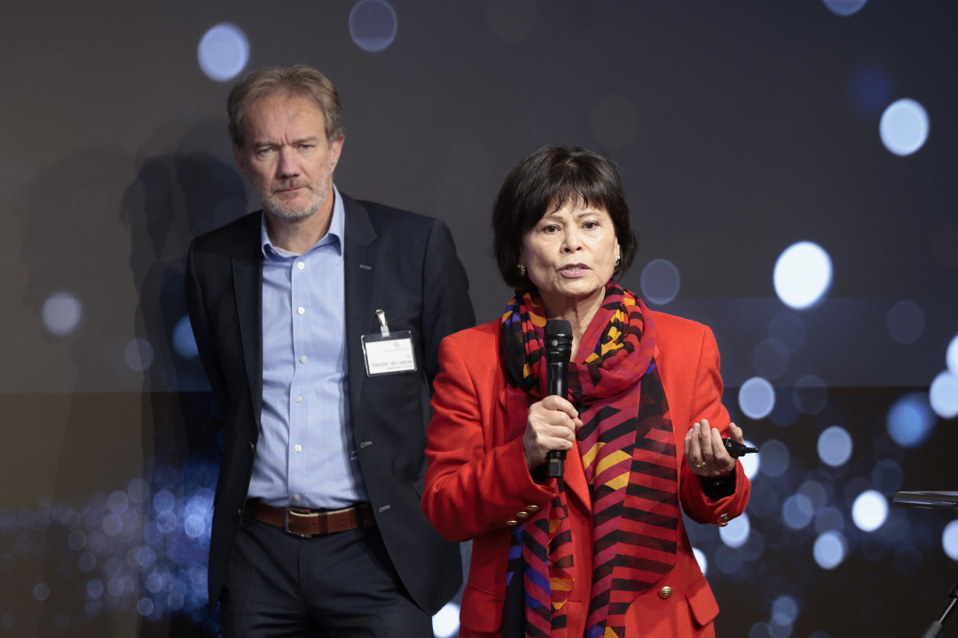ConnectChains-Konferenz in Berlin. Am 4. Dezember wurden die Ergebnisse der Studie „Die Zukunft der humanitären Logistik” auf der Veranstaltung vorgestellt. Sie führten die Studie durch: Mitsuko Mizushima (r., Fritz Institute) und Prof. Dr. Sander de Leeuw (l., Wageningen University & Research). - Bild: Logistics Hall of Fame