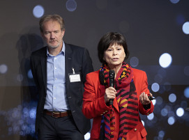 ConnectChains-Konferenz in Berlin. Am 4. Dezember wurden die Ergebnisse der Studie „Die Zukunft der humanitären Logistik” auf der Veranstaltung vorgestellt. Sie führten die Studie durch: Mitsuko Mizushima (r., Fritz Institute) und Prof. Dr. Sander de Leeuw (l., Wageningen University & Research).