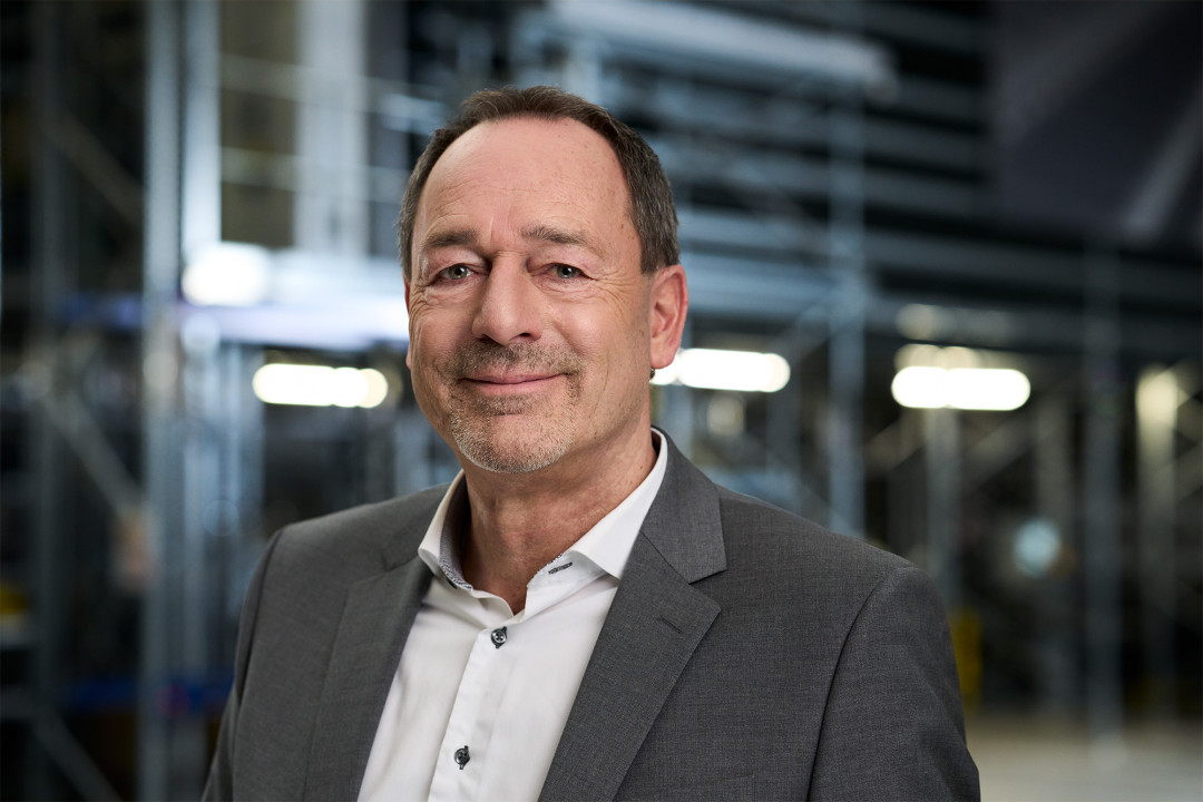 Elmar Issing, Senior Vice President Solutions Architecture & Innovations bei SSI Schäfer, hebt die FastBots Solution als zukunftsorientierten Ansatz hervor, der flexible, skalierbare und dynamische Materialflüsse ermöglicht. - Bild: SSI SCHÄFER