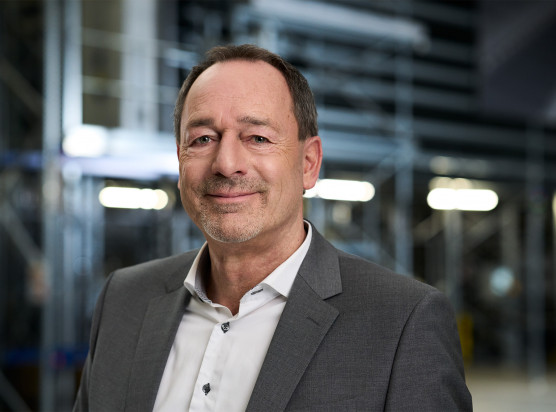 Elmar Issing, Senior Vice President Solutions Architecture & Innovations bei SSI Schäfer, hebt die FastBots Solution als zukunftsorientierten Ansatz hervor, der flexible, skalierbare und dynamische Materialflüsse ermöglicht.