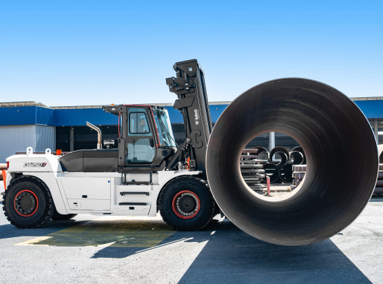Mit den neuen Diesel-Gabelstaplern DV180S-9 und DV250S-9 erweitert Bobcat sein Heavy-Duty-Portfolio. Sie heben maximal 18 bzw. 25 Tonnen bei einem Lastschwerpunkt von 1.200 mm – ideal für schwere, großvolumige Einsätze. Angetrieben werden sie von einem leistungsstarken HDI DL08V Dieselmotor und verfügen über ein ZF 4-WG-211 4-Gang-Powershift-Getriebe sowie eine Kessler-Antriebsachse.
