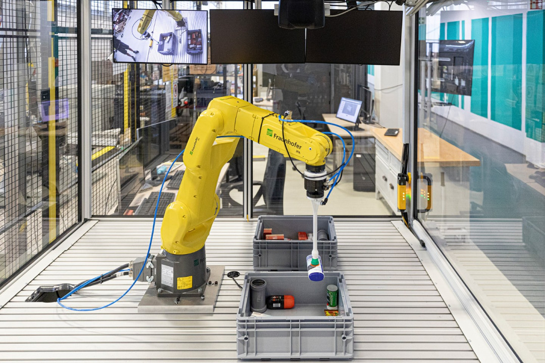 Bis zu 1300 unbekannte Objekte kann die Bin-Packing-Zelle pro Stunde greifen. - Bild: Fraunhofer IPA / Rainer Bez