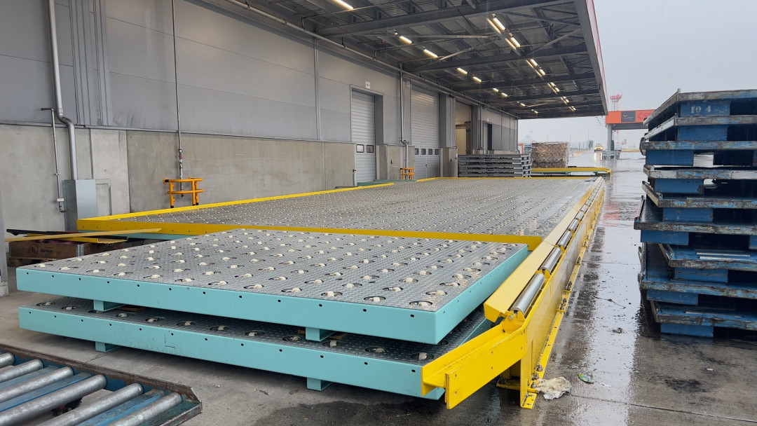 Castor-Deck-Module im Detail: Kugelrollenfelder und Seitenschub ermöglichen präzises Positionieren und schnelles Umsetzen von ULDs im Außenbereich. - Bild: Dimos